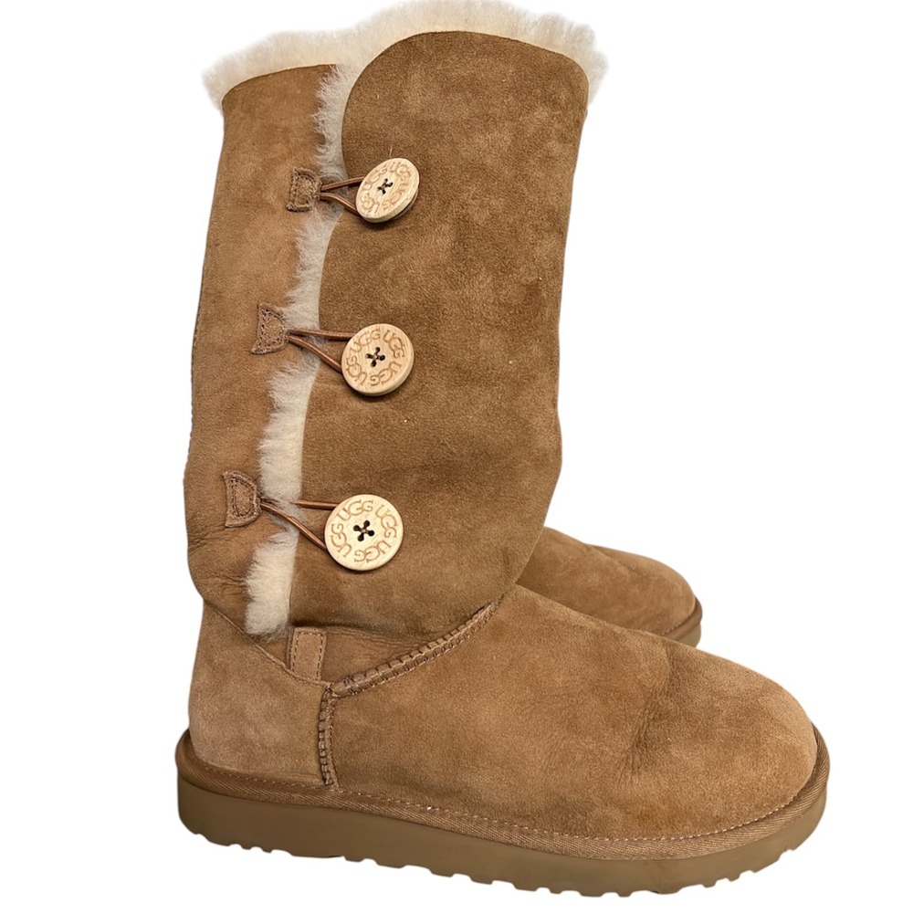 UGG Australia Bailey Button Triplet Chestnut Suede Boots 1873 Womens 10